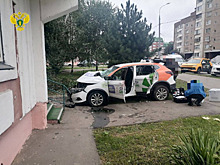В Москве дети арендовали каршеринг и врезались в жилой дом. Один подросток погиб