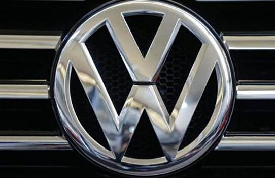 Автомобиль Volkswagen повис в окне третьего этажа дилерского центра