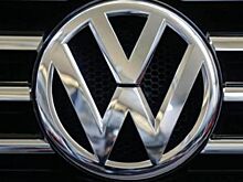 Автомобиль Volkswagen повис в окне третьего этажа дилерского центра