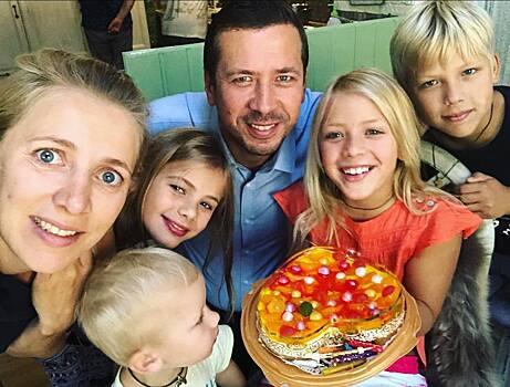 Андрей Мерзликин опубликовал забавное фото с женой и четырьмя детьми