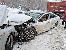 В Самаре женщина на Audi A6 отбросила грузовик на жилой дом, а сама влетела в Ford Mondeo