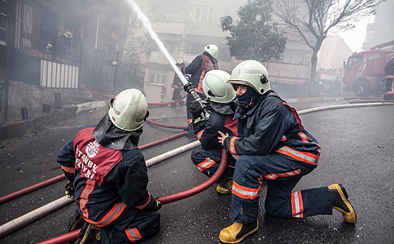 В семиэтажном отеле в Стамбуле произошел пожар