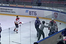Российские и китайские хоккеисты устроили массовую драку