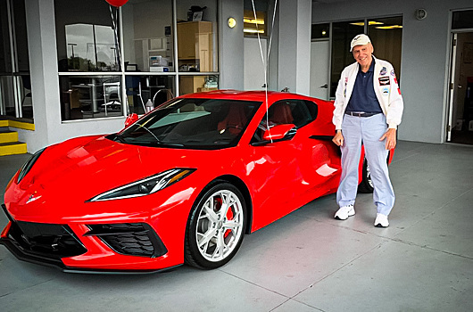 90-летний пенсионер купил себе на день рождения новый Chevrolet Corvette