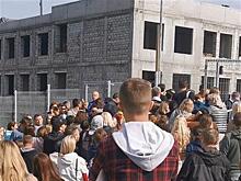 Сотни самарцев выстроились перед школой на 5-й просеке