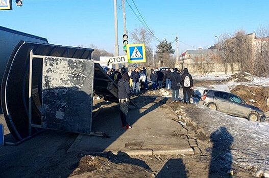 В Подмосковье водитель протаранил остановку с людьми