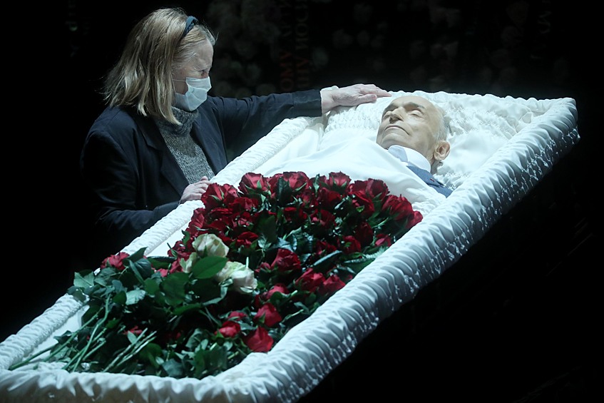 Гроб с телом артиста был установлен на сцене в окружении цветов и венков. На большом экране показывали фото из архива актера, звучала тихая музыка, записи песен и стихов в исполнении Гафта. 