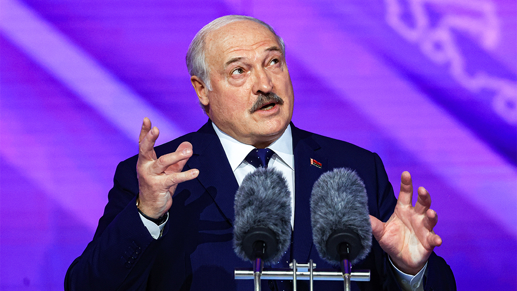 Лукашенко заявил о «жесточайшем конфликте» Зеленского с военными
