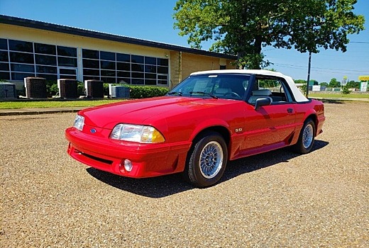 30-летний кабриолет Ford Mustang продали по цене нового спорткара