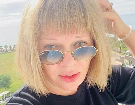 «Каждая женщина хочет быть роковой»: стилист оценила образ Елены Валюшкиной в черном монохроме