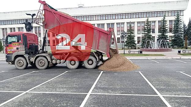 На Старом Торге началось строительство катка