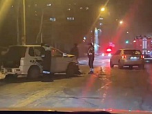 В центре Читы легковой автомобиль врезался в пожарную машину и получил серьезные повреждения капота