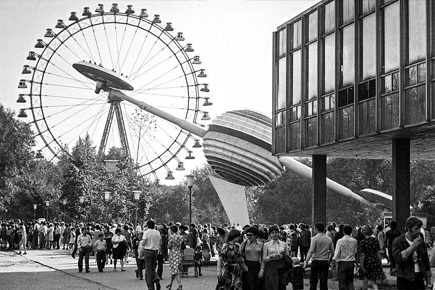 Аттракционы в Центральном парке культуры и отдыха имени М. Горького в Москве, 1979 год