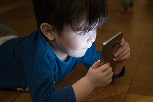 Эксперты: большинство детей получают смартфоны к 7 годам