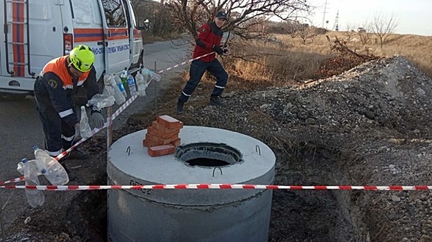 В Симферополе спасатели достали мужчину из колодца