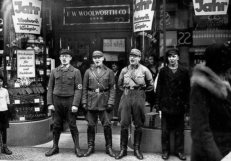 Нацисты агитируют людей присоединиться к бойкоту еврейских магазинов, 1933.  