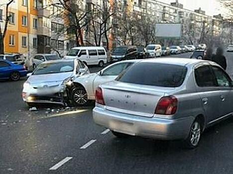 Во Владивостоке произошла авария с участием трех авто