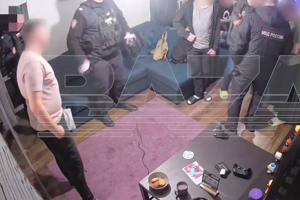 Полицейский устроил игры в VR-очках в ходе задержания и попал на видео