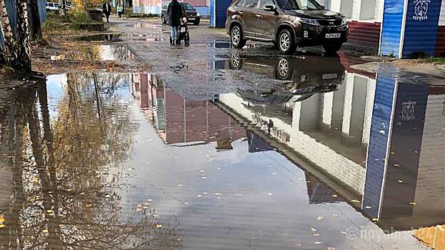 Вопрос с лужей-долгожительницей в центре Ноябрьска решат до конца сезона