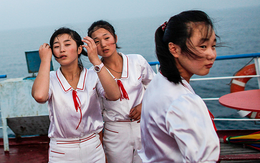 Работницы круизного лайнера Mangyongbyong возле курорта Mount Kumgang