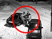 Женщины поколотили водителя, занявшего расчищенное место