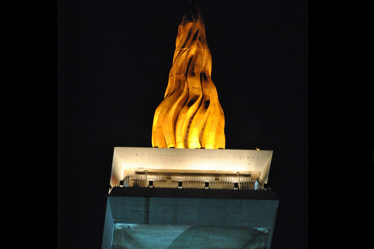 Голый россиянин бегал по Национальному монументу в Джакарте