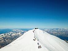 Спасатели МЧС ищут трех туристов, потерявшихся на горе Эльбрус