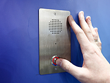 Мужчина застрял в лифте и провел там четыре дня без еды и воды