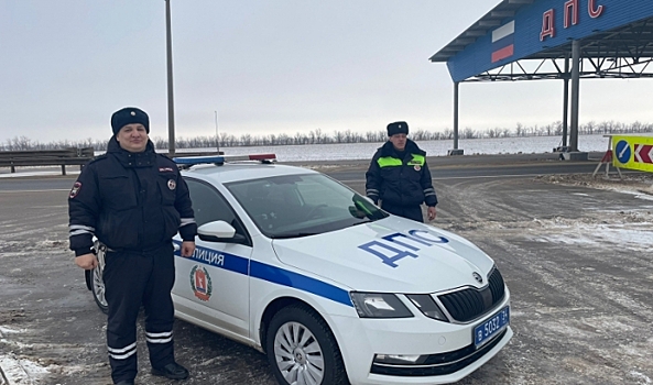 Волгоградские полицейские спасли астраханцев, у которых в мороз заглохло авто
