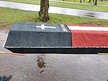 Латышские нацисты принесли гроб к памятнику Победы