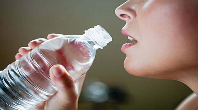 Врачи: не нужно пить повторно из пластиковых бутылок