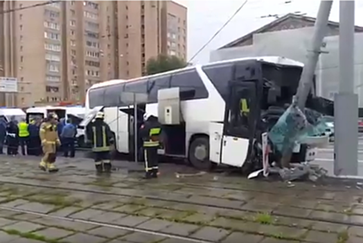 30 штрафов числится за туристическим автобусом, въехавшим в столб на востоке Москвы