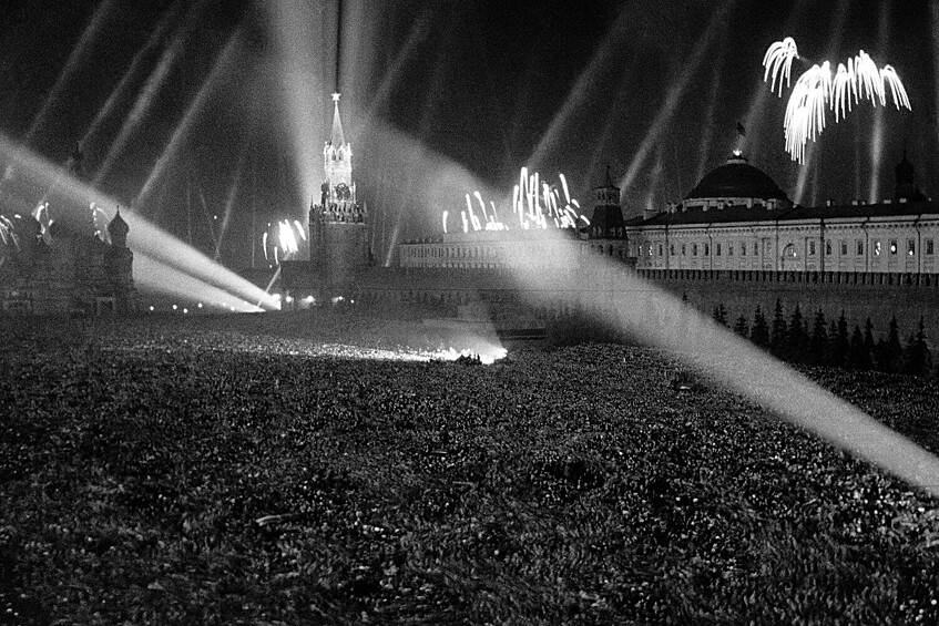 Праздничный салют над Кремлем в День Победы Советского Союза над нацистской Германией в Великой Отечественной войне, 9 мая 1945 года