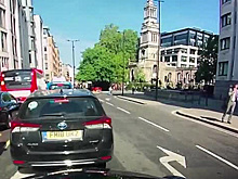 Мужчина вышел из автомобиля и врезался в автобус