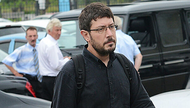 Артемий Лебедев ответил на критику открытки с горящим кинозалом