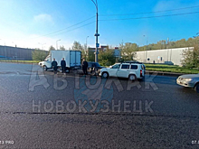 "Жигули" оказались зажаты между двумя автомобилями в результате ДТП в Новокузнецке