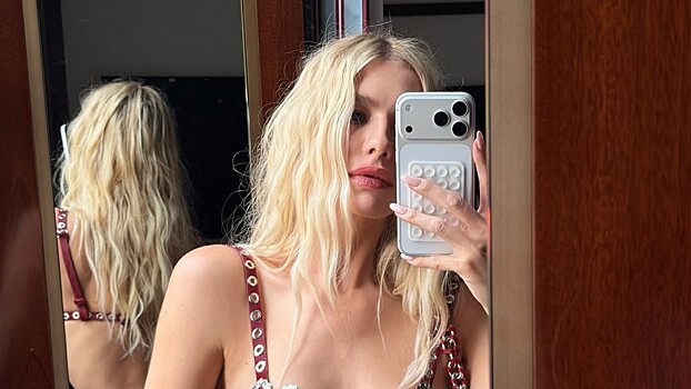 Елена Перминова выложила фото в бюстгальтере с цветами