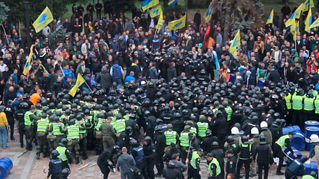 Беспорядки у стен Верховной рады в Киеве: полиция разгоняет митингующих