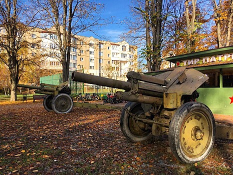 В Парк Победы привезли две гаубицы для будущей постоянной экспозиции военной техники