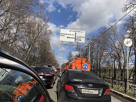 Поливальные машины спровоцировали пробку на Университетском проспекте