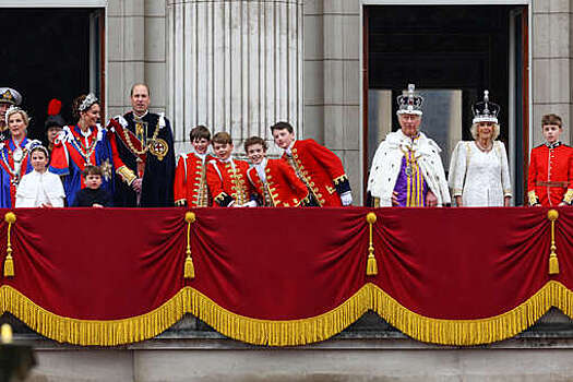 Принц Гарри не вышел на балкон Букингемского дворца вместе с другими членами королевской семьи