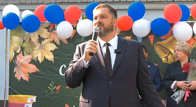 Глава Дзержинска Михаил Клинков посетил торжественную линейку в школе №25