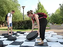 Летнее настроение.  На фестивале «Лето в Москве. Все на улицу!» сыграли в уличные шашки