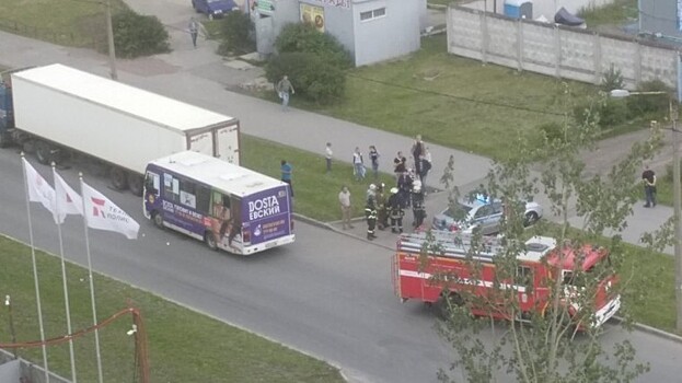 Видео жуткого ДТП: В Петербурге маршрутка въехала в припаркованную фуру