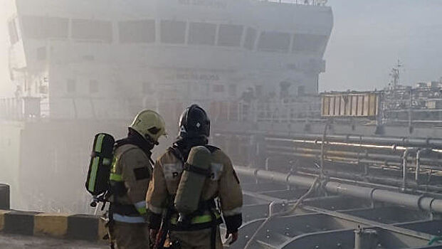 Тушение пожара на танкере в Махачкале затруднено