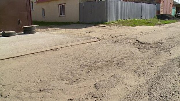 Жители улицы Матросова устали ждать обещанную им щебенку