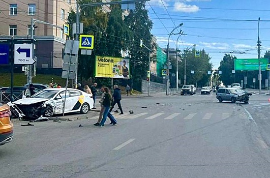 Ребенка засыпало осколками: на Красном проспекте произошло жуткое ДТП