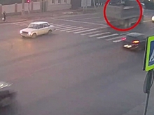 В Волгограде грузовик вылетел на встречку через двойную сплошную