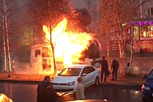 Очевидцы засняли на видео охваченный огнем автобус в Сургуте