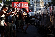 АР: В Аргентине забастовка профсоюзов парализовала повседневную жизнь
